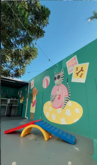 Área externa do Dr. Guigo com mural colorido e obstáculos para os pets
