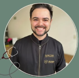 Rodrigo de Toledo, o Dr. Guigo, sorrindo de jaleco preto